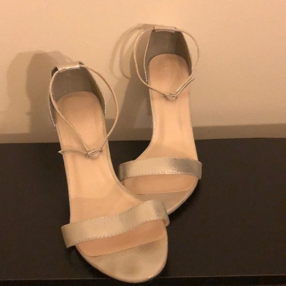 David’s Bridal Silver Heels - Picture 1 of 3